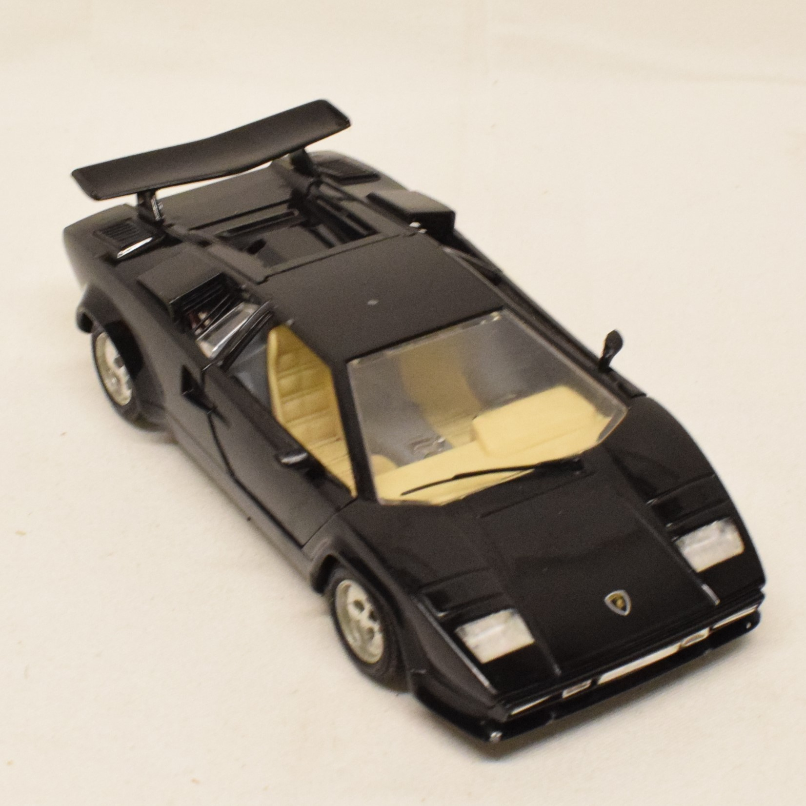 Voir photo 2 de Voiture au 1:24 Lamborghini Countach 1988 par Burago Voiture au 1:24 Lamborghini Countach 1988 par Burago État correct - Vue 2 -